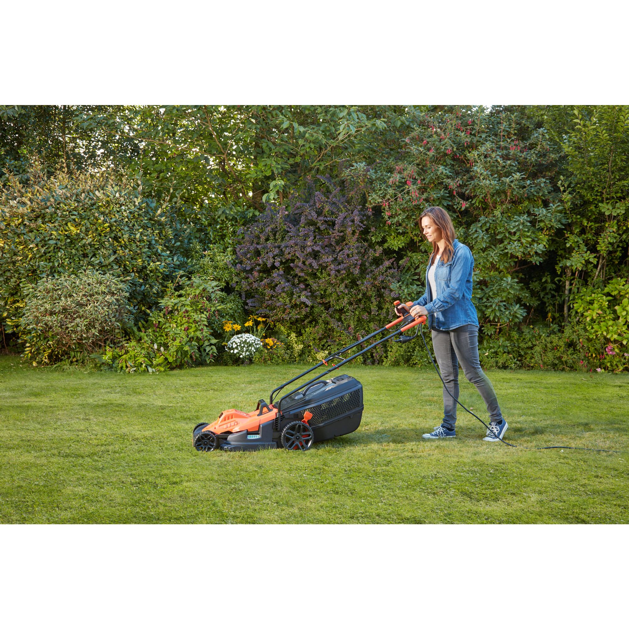 Mower With Ergonomic Handle Design 1800W 42 cm BLACK DECKER