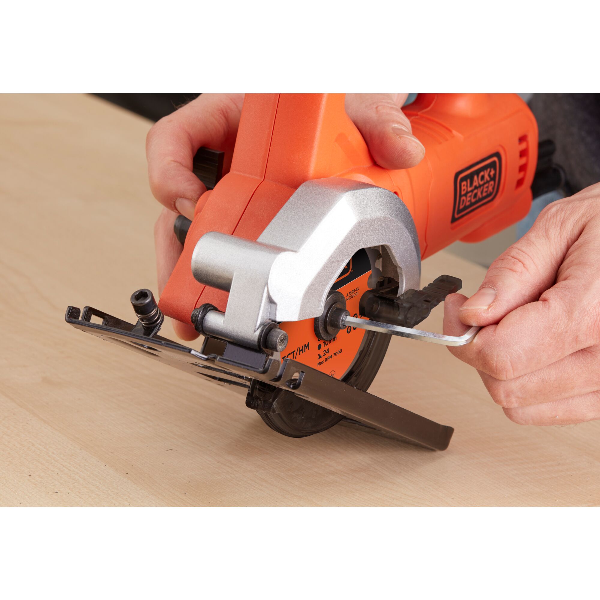 Black and decker 2025 circular saw corded